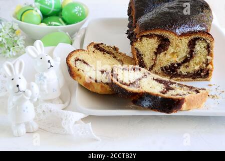 Traditionelles rumänisches Süßbrot zu Weihnachten oder Ostern. Backwaren. Selektiver Fokus. Nahaufnahme. Stockfoto