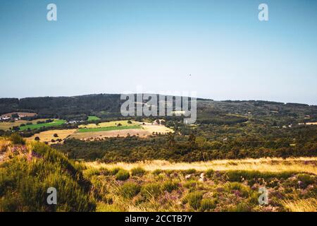 Draufsicht auf Landschaft von gesät Feldern mit Bergen in Hintergrund Stockfoto