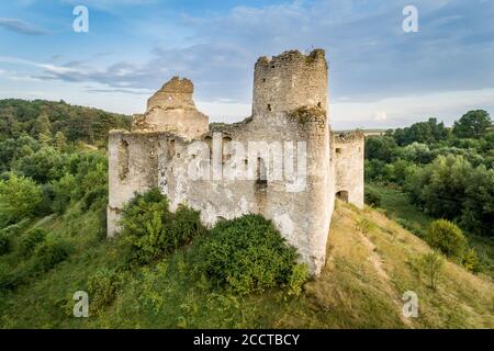 Luftaufnahme oа Sydoriv Burgruinen in einer ländlichen Landschaft auf Sydoriv Dorf, Ternopil Region, Ukraine. Reiseziel und Burgen in der Ukraine Stockfoto