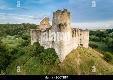 Luftaufnahme oа Sydoriv Burgruinen in einer ländlichen Landschaft auf Sydoriv Dorf, Ternopil Region, Ukraine. Reiseziel und Burgen in der Ukraine Stockfoto