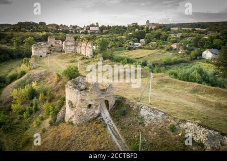 Luftaufnahme oа Sydoriv Burgruinen in einer ländlichen Landschaft auf Sydoriv Dorf, Ternopil Region, Ukraine. Reiseziel und Burgen in der Ukraine Stockfoto