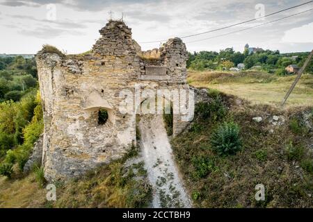 Luftaufnahme oа Sydoriv Burgruinen in einer ländlichen Landschaft auf Sydoriv Dorf, Ternopil Region, Ukraine. Reiseziel und Burgen in der Ukraine Stockfoto