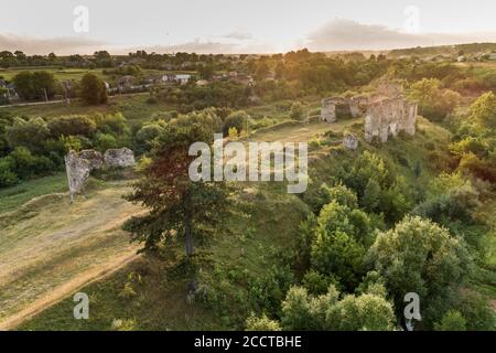 Luftaufnahme oа Sydoriv Burgruinen in einer ländlichen Landschaft auf Sydoriv Dorf, Ternopil Region, Ukraine. Reiseziel und Burgen in der Ukraine Stockfoto