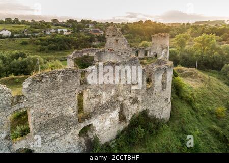 Luftaufnahme oа Sydoriv Burgruinen in einer ländlichen Landschaft auf Sydoriv Dorf, Ternopil Region, Ukraine. Reiseziel und Burgen in der Ukraine Stockfoto