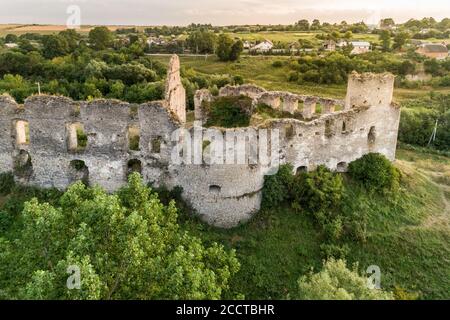 Luftaufnahme oа Sydoriv Burgruinen in einer ländlichen Landschaft auf Sydoriv Dorf, Ternopil Region, Ukraine. Reiseziel und Burgen in der Ukraine Stockfoto