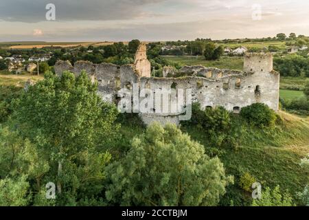 Luftaufnahme oа Sydoriv Burgruinen in einer ländlichen Landschaft auf Sydoriv Dorf, Ternopil Region, Ukraine. Reiseziel und Burgen in der Ukraine Stockfoto