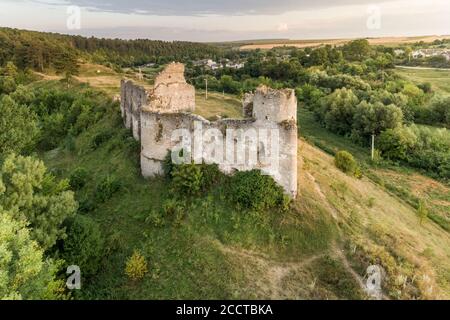 Luftaufnahme oа Sydoriv Burgruinen in einer ländlichen Landschaft auf Sydoriv Dorf, Ternopil Region, Ukraine. Reiseziel und Burgen in der Ukraine Stockfoto