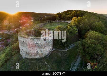 Luftaufnahme Sonnenuntergang Sommer Ansicht von Terebovlia Burg auf einem Hügel in Terebovlia Stadt, Ternopil Region, Ukraine. Reiseziel und Burgen in der Ukraine Stockfoto