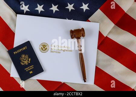 Richtergavel, Anwaltsbüro Deportation U.S. Citizenship and Immigration Dienste der Einbürgerung mit US-Pass über US-Flagge Stockfoto