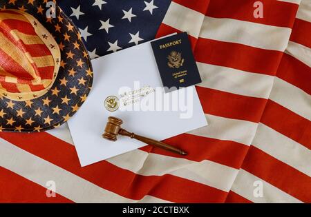 US-Pass über Richter Gavel, Anwaltsbüro US-Abschiebung USCIS Department of Citizenship Immigration Security Vereinigte Staaten auf amerikanischer Flagge Stockfoto