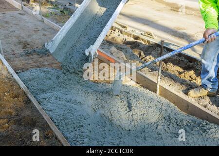 Zement vor Bürgersteig ein neues Gebäude unter Bauarbeiter Betonfläche auf neuen Bürgersteig Stockfoto