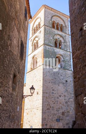 Torre Julia Santa Maria la Mayor Kirche, Trujillo, Spanien. Blick von der Straße in der Innenstadt Stockfoto