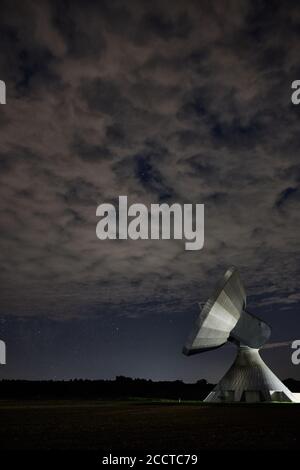 Eine Antenne unter einem wolkigen Nachthimmel Stockfoto