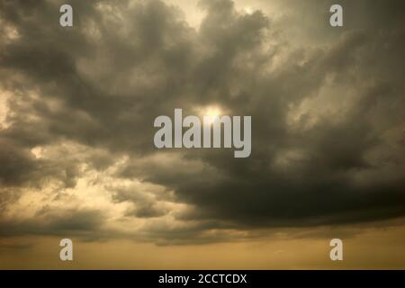 Schwarze Wolken am apokalyptischen Himmel. Schöne dunkle Wolken bedeckten den bewölkten Himmel am Tag Stockfoto