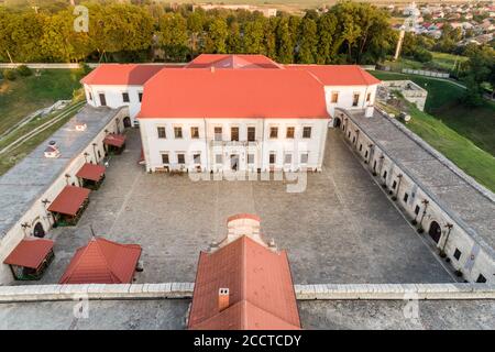 Luftaufnahme von einem Zbarazh Schloss in Zbarazh Stadt, Ternopil Region, Ukraine. Reiseziele und historische Architektur in der Ukraine Stockfoto