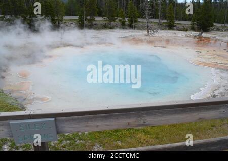 YELLOWSTONE NATIONAL PARK, WYOMING - 9. JUNI 2017: Silex Quelle der Brunnengruppe im Unteren Geyserbecken Stockfoto