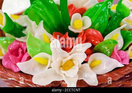 Korb mit Blumen aus geschmolzenem, farbigem Zucker Stockfoto