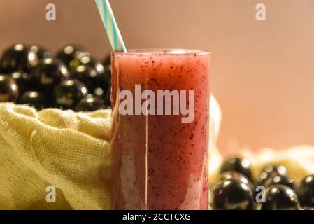 Frisches Obst und ein Glas Jaboticaba Saft. Jabuticaba ist eine Frucht, die ursprünglich aus Brasilien stammt. Sie ist im Atlantischen Wald beheimatet und hat die ungewöhnlichen Eigenschaften Stockfoto