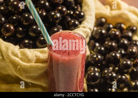 Frisches Obst und ein Glas Jaboticaba Saft. Jabuticaba ist eine Frucht, die ursprünglich aus Brasilien stammt. Sie ist im Atlantischen Wald beheimatet und hat die ungewöhnlichen Eigenschaften Stockfoto