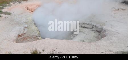 Spätfrühling im Yellowstone National Park: Red Spouter Mud Pot der Brunnengruppe des Lower Geyser Basin Stockfoto