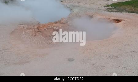 Spätfrühling im Yellowstone National Park: Die zwei Schlote des Red Spouter Mud Pot der Fountain Group im Lower Geyser Basin Stockfoto