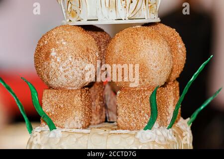 Zuckerkuchen mit farbigem Karamell dekoriert Stockfoto