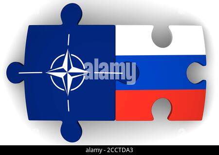 Zusammenarbeit zwischen der Russischen Föderation und der NATO. Puzzles mit Flaggen der Russischen Föderation und der NATO auf einer weißen Oberfläche. Stockfoto
