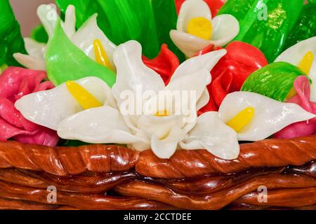 Korb mit Blumen aus geschmolzenem, farbigem Zucker Stockfoto