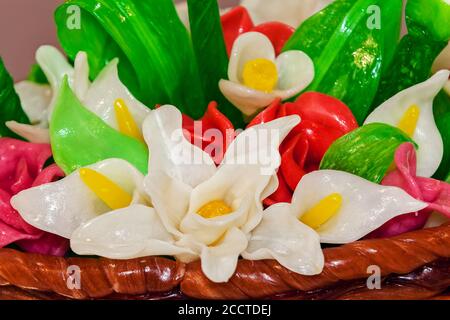 Korb mit Blumen aus geschmolzenem, farbigem Zucker Stockfoto