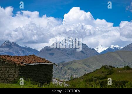 Eine ländliche Hütte vor den Anden Stockfoto