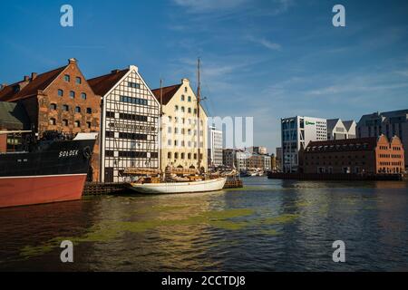 Danzig, Nordpolen - 13. August 2020: Weitwinkelaufnahme des Sommers rund um den fluss motlawa angrenzend an schöne europäische Architektur in der Nähe der ostsee Stockfoto