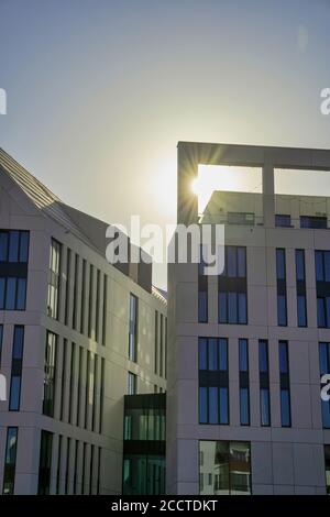 Danzig, Nordpolen - 13. August 2020: Außengebäude eines der wichtigsten Geschäftsgebäude am Fluss motlawa gegen Sonnenstrahlen Stockfoto