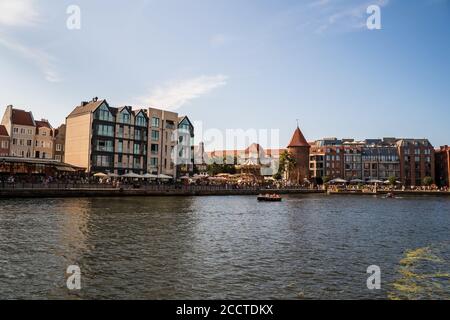 Danzig, Nordpolen - 13. August 2020: Weitwinkelaufnahme des Sommers rund um den fluss motlawa angrenzend an schöne europäische Architektur in der Nähe der ostsee Stockfoto