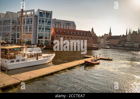 Danzig, Nordpolen - 13. August 2020: Sonnenuntergang Panoramablick auf den Sommer rund um den fluss motlawa angrenzend an schöne polnische Architektur in der Nähe der ostsee Stockfoto