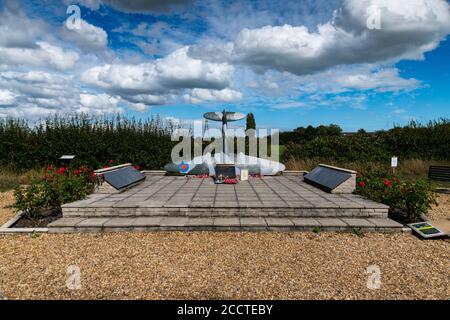 Das RAF Bradwell Bay WW2 Memorial erfasst die Namen der Flieger RAF, RCAF und RNZAF zusammen mit einem einzigen freien belgischen Flieger, der während des Krieges verloren ging. Stockfoto