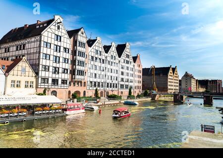 Danzig, Nordpolen - 13. August 2020: Sonnenuntergang Panoramablick auf den Sommer rund um den fluss motlawa angrenzend an schöne polnische Architektur in der Nähe der ostsee Stockfoto