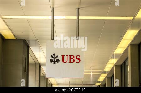 Bern, Schweiz, 2. Juli 2019 - UBS-Schild an der Wand eines UBS-Bürogebäudes. UBS ist eine globale Schweizer Finanzdienstleistungsbank mit Sitz in der Stockfoto