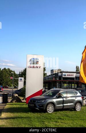 Rheinfelden, Deutschland, Schweiz, 1. Juli 2019: Reihe von Neuwagen zum Verkauf Großbestand auf großem Parkplatz - Seat Autohändler Bestand Stockfoto