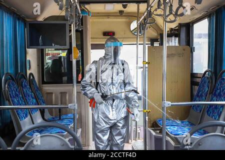 Addis Abeba, Äthiopien. August 2020. Ein Arbeiter sprüht Desinfektionsmittel in einem Bus in Addis Abeba, der Hauptstadt Äthiopiens, am 24. August 2020. Äthiopiens bestätigte COVID-19 Fälle erreichten 42,143, nachdem am Montag 1,472 neue COVID-19 positive Fälle bestätigt wurden, teilte das Gesundheitsministerium des Landes mit. Quelle: Michael Tewelde/Xinhua/Alamy Live News Stockfoto