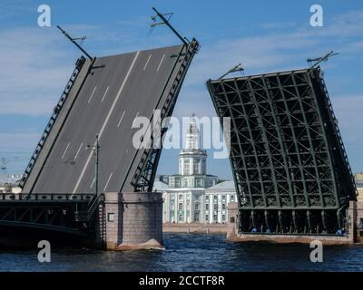 Zugbrücke in St. Petersburg, Russland. Das Kunstkameragebäude zwischen den Öffnungen der Brücke. Stockfoto