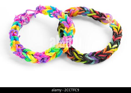 Ein Paar Armbänder mit kleinen Gummibändern auf weiß gemacht. Stockfoto