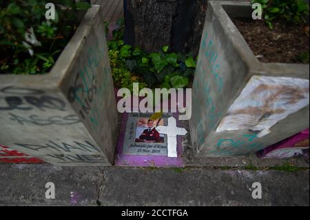 Bogota, Kolumbien. August 2020. Ein Denkmal für Dilan Cruz befindet sich seit seinem Tod durch einen Polizeibeamten am 23 2020. August in Bogota, Kolumbien. Dilan Cruz war ein Gymnasiast, der von einem Polizeibeamten während des nationalen Streiks von 2019 in Kolumbien auf die Demonstrationen am 23 2019. november erschossen wurde. (Foto: Sebastian Barros Salamanca/Pacific Press/Sipa USA) Quelle: SIPA USA/Alamy Live News Stockfoto