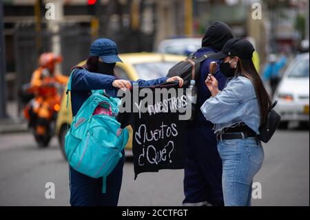 Bogota, Kolumbien. August 2020. Ein Demonstrator hält ein T-Shirt mit einer Nachricht, die auf spanisch lautet: "Und unser Verstorbener?" Während der Gedenkdemonstrationen von Dilan Cruz am 23 2020. August in Bogota, Kolumbien. Dilan Cruz war ein Gymnasiast, der von einem Polizeibeamten während des nationalen Streiks von 2019 in Kolumbien auf die Demonstrationen am 23 2019. november erschossen wurde. (Foto: Sebastian Barros Salamanca/Pacific Press/Sipa USA) Quelle: SIPA USA/Alamy Live News Stockfoto