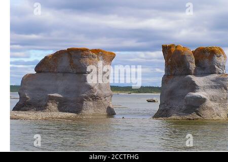 Monolithen auf einem bewölkten Himmel im Mingan Archipel, National Park Reserve of Canada, Quebec, Kanada Stockfoto