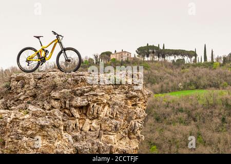 Mountainbike auf einem felsigen Gipfel in Bagno Vignoni, Val d'Orcia, Italien, geparkt Stockfoto