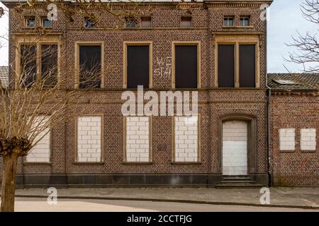 Verlassene Stadt Keyenberg, Deutschland. Braunkohlevorkommen unter Dörfern im Niederrhein führen dazu, dass die Bewohner ihren Besitz und ihr Lebenszentrum verlassen Stockfoto