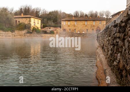 Im Zentrum von Bagno dominiert Vignoni das alte Thermalbad. Heute ist der Pool ein geschütztes Denkmal und das Baden ist hier verboten. Aber der Charme des alten Badeplatz ist perfekt erhalten. Mehrere Cafés und Restaurants säumen die historische Stätte, die oft Kulisse für Filme war. Stockfoto