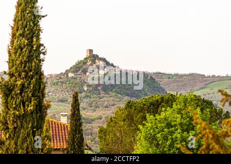 Hügel, Zypressen, Felder, Entspannung ... Toskanische Landschaft im Frühling, grüne Felder, Zypressen und Olivenbäume, Wandern in der Toskana, Bagno Vignoni, Val d'Orcia, Italien. UNESCO-Weltkulturerbe Stockfoto