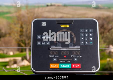 Laufband mit Blick auf Hügel, Zypressen, Felder, Entspannung ... Toskanische Landschaft im Frühling, grüne Felder, Zypressen und Olivenbäume, Wandern in der Toskana, Bagno Vignoni, Val d'Orcia, Italien. UNESCO-Weltkulturerbe Stockfoto