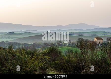 Hügel, Zypressen, Felder, Entspannung ... Toskanische Landschaft im Frühling, grüne Felder, Zypressen und Olivenbäume, Wandern in der Toskana, Bagno Vignoni, Val d'Orcia, Italien. UNESCO-Weltkulturerbe Stockfoto